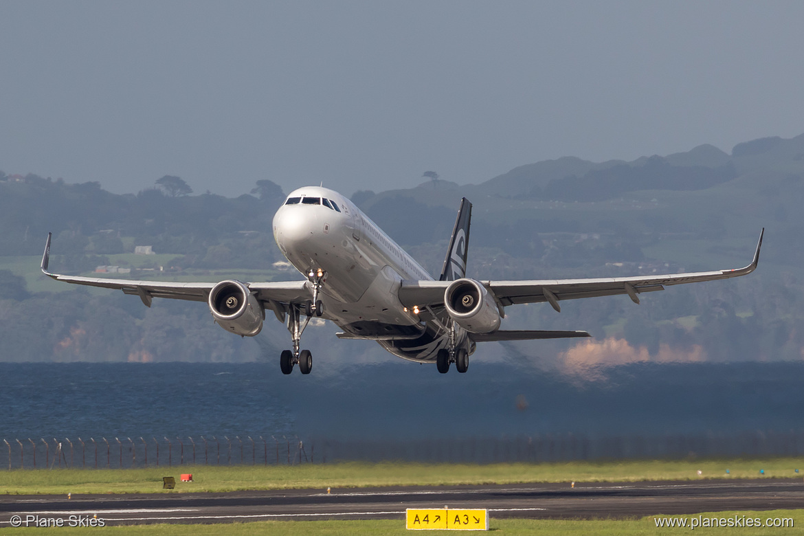 Air New Zealand Boeing 777-200ER ZK-OKH at Auckland International Airport (NZAA/AKL)