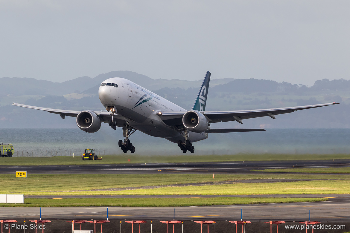 Air New Zealand Boeing 777-200ER ZK-OKH at Auckland International Airport (NZAA/AKL) Air New Zealand Boeing 777-200ER ZK-OKH at Auckland International Airport (NZAA/AKL)