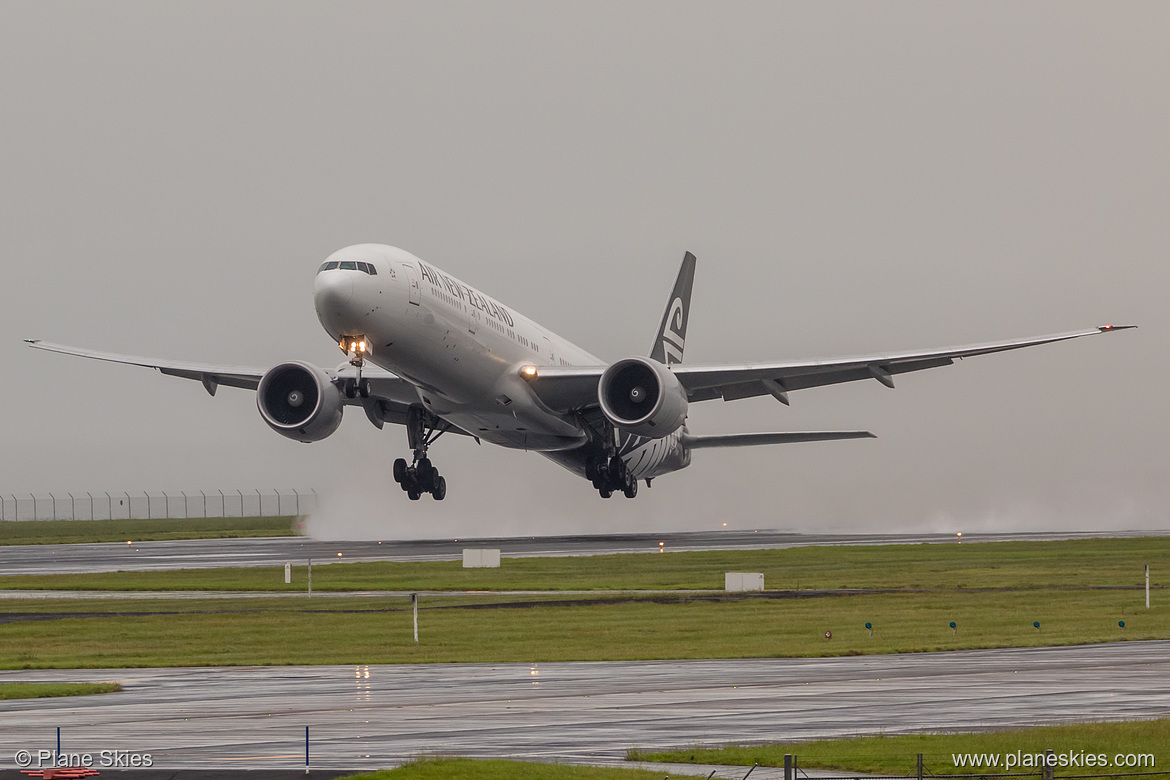 Air New Zealand Boeing 777-300ER ZK-OKM at Auckland International Airport (NZAA/AKL)