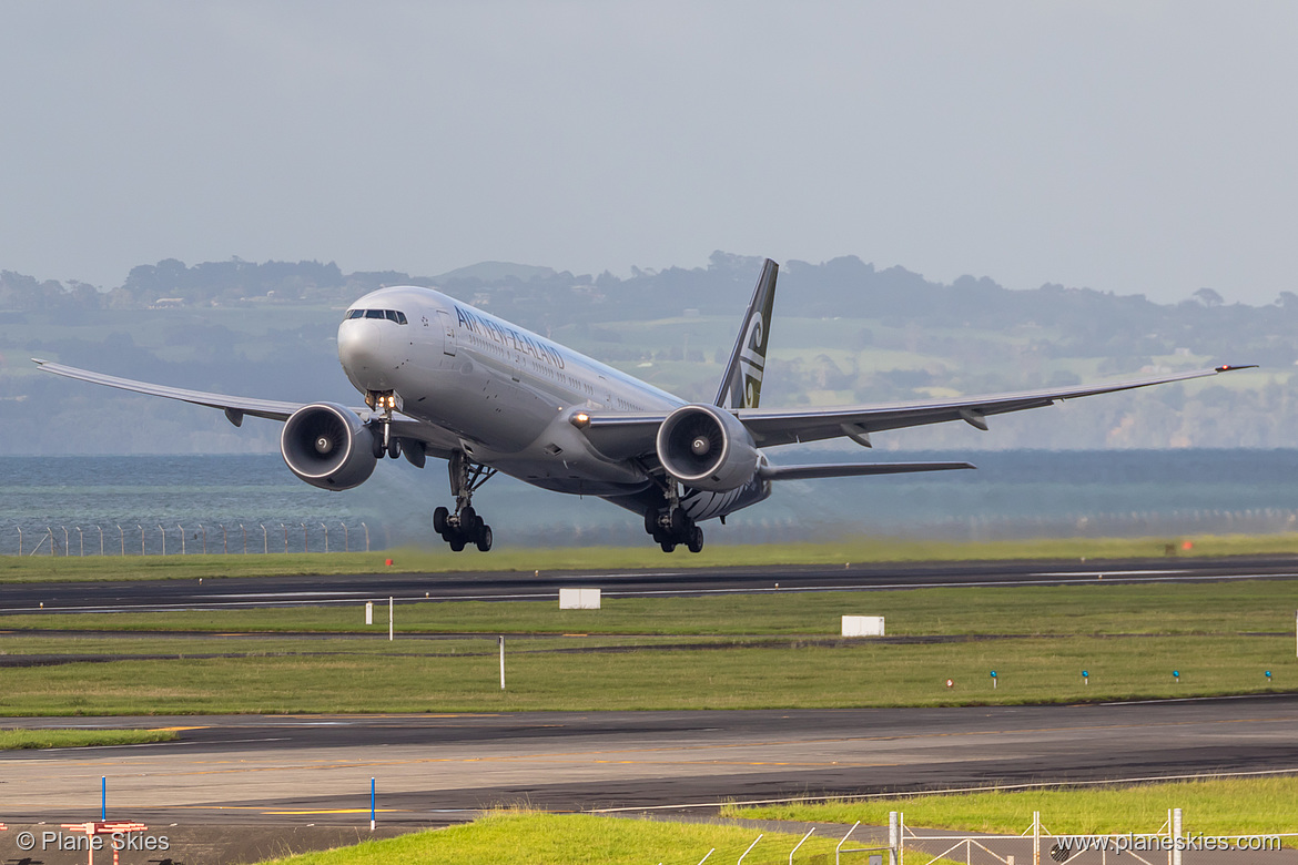 Air New Zealand Boeing 777-300ER ZK-OKO at Auckland International Airport (NZAA/AKL)