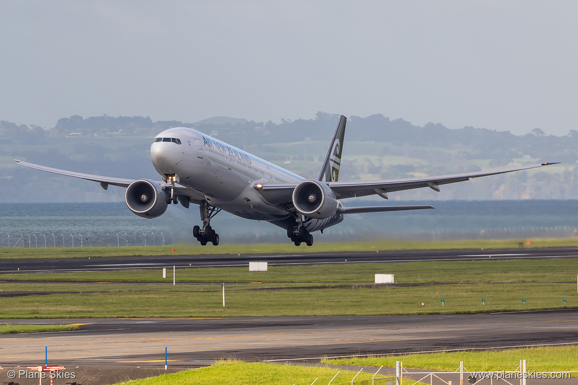 Air New Zealand Boeing 777-300ER ZK-OKO at Auckland International Airport (NZAA/AKL) Air New Zealand Boeing 777-300ER ZK-OKO at Auckland International Airport (NZAA/AKL)
