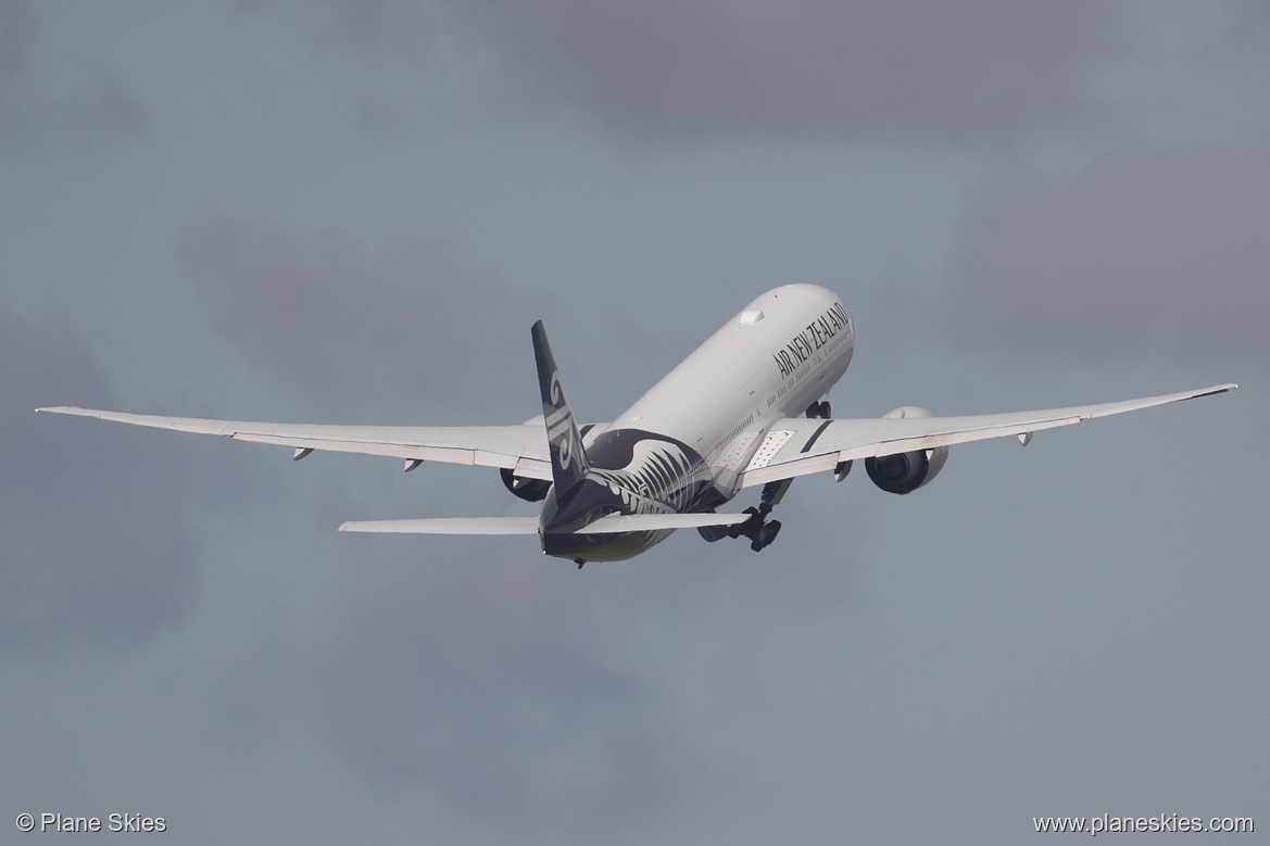 Air New Zealand Boeing 777-300ER ZK-OKP at Auckland International Airport (NZAA/AKL)