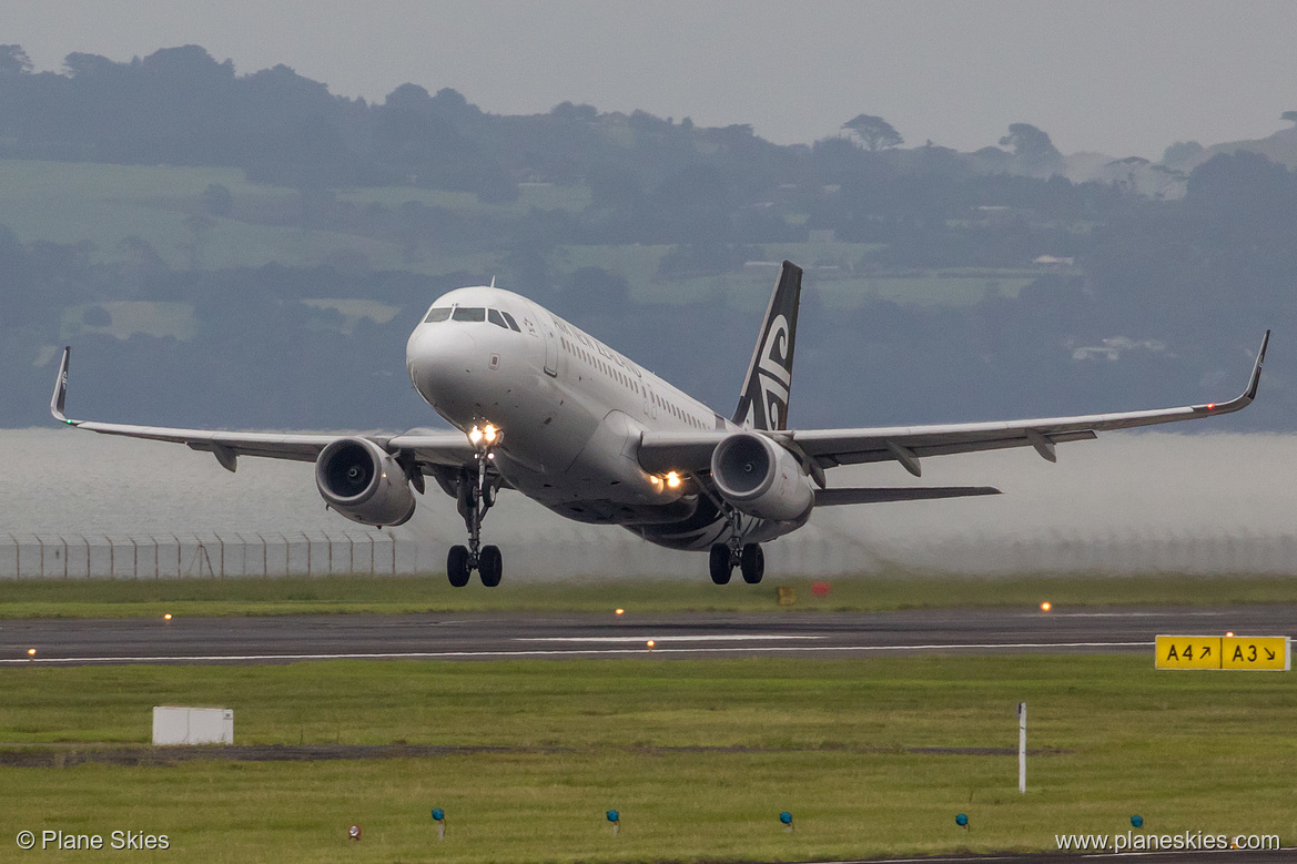 Air New Zealand Airbus A320-200 ZK-OXE at Auckland International Airport (NZAA/AKL) Air New Zealand Airbus A320-200 ZK-OXE at Auckland International Airport (NZAA/AKL)