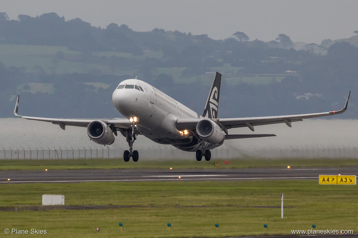 Air New Zealand Airbus A320-200 ZK-OXE at Auckland International Airport (NZAA/AKL)