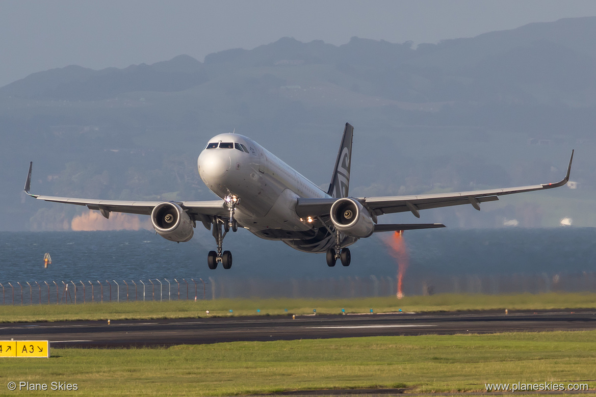 Air New Zealand Airbus A320-200 ZK-OXM at Auckland International Airport (NZAA/AKL)