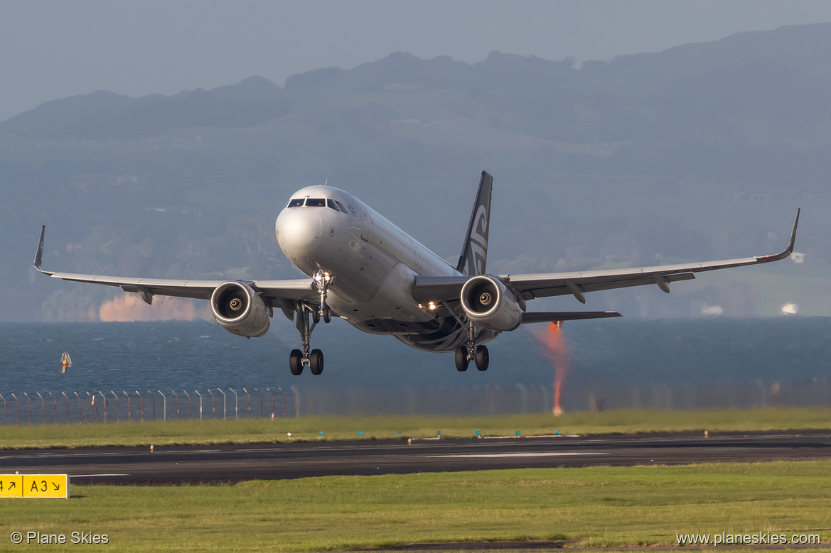 Air New Zealand Airbus A320-200 ZK-OXM at Auckland International Airport (NZAA/AKL) Air New Zealand Airbus A320-200 ZK-OXM at Auckland International Airport (NZAA/AKL)