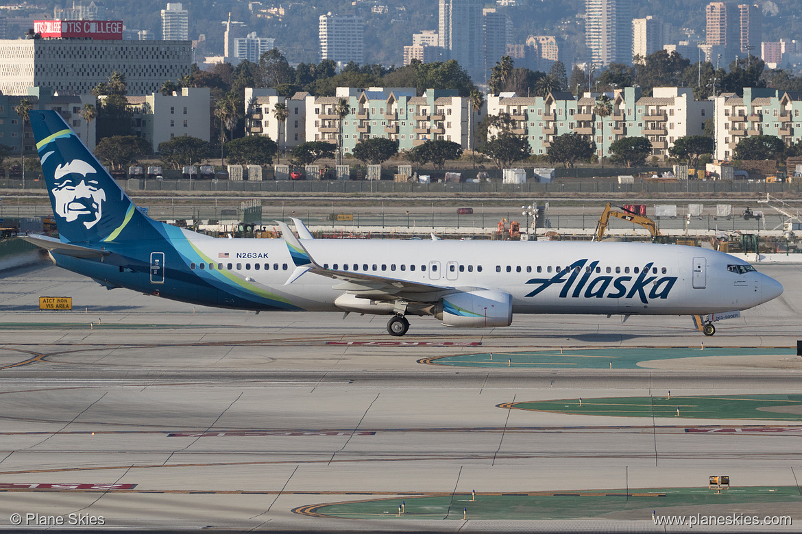 Alaska Airlines Boeing 737-900ER N263AK at Los Angeles International Airport (KLAX/LAX) Alaska Airlines Boeing 737-900ER N263AK at Los Angeles International Airport (KLAX/LAX)