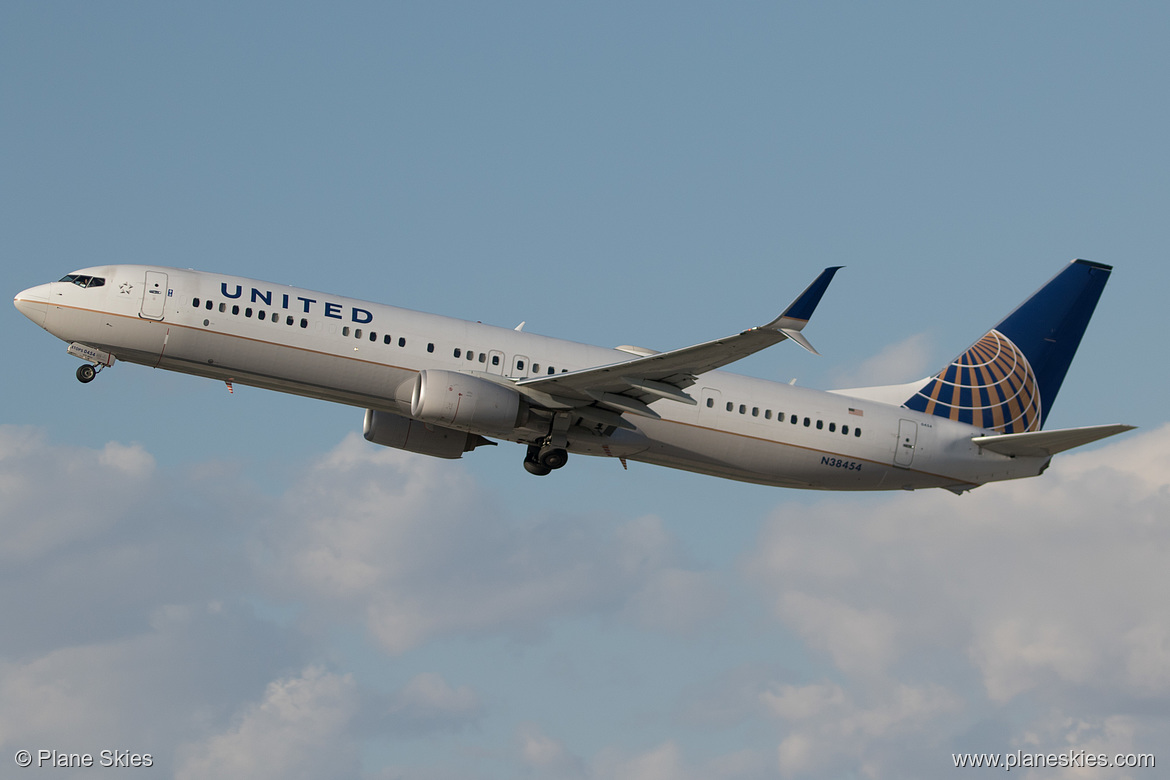 United Airlines Boeing 737-900ER N38454 at Los Angeles International Airport (KLAX/LAX)