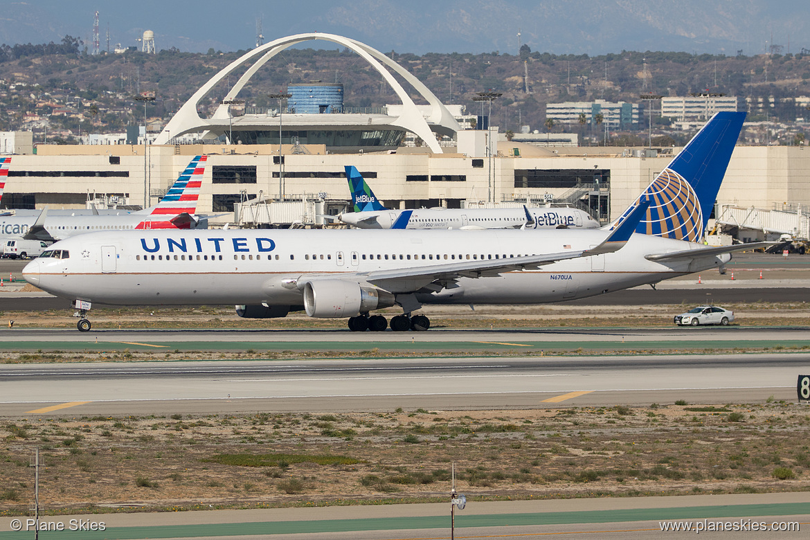 United Airlines Boeing 767-300ER N670UA at Los Angeles International Airport (KLAX/LAX)