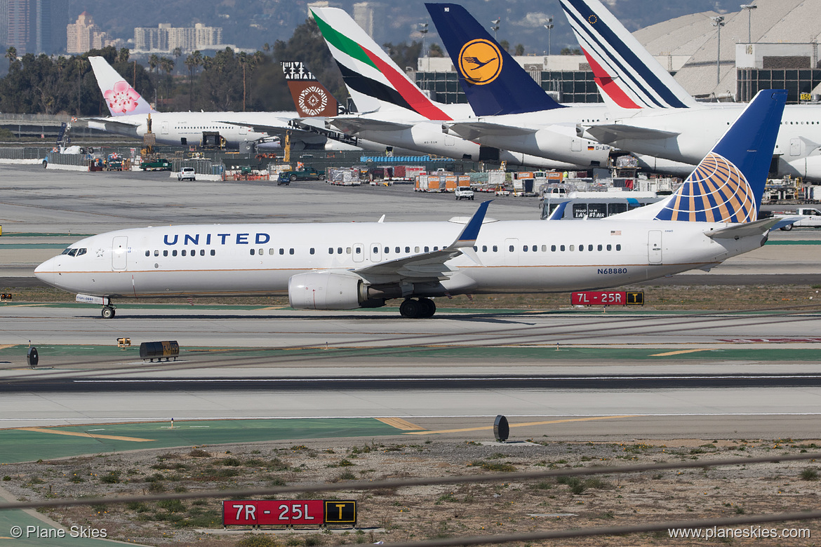 United Airlines Boeing 737-900ER N68880 at Los Angeles International Airport (KLAX/LAX)