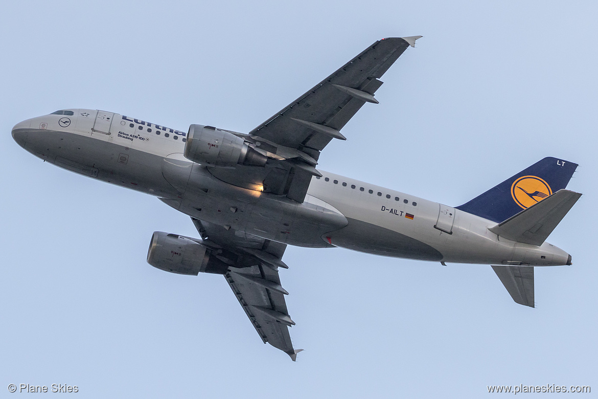 Lufthansa Airbus A319-100 D-AILT at London Heathrow Airport (EGLL/LHR)