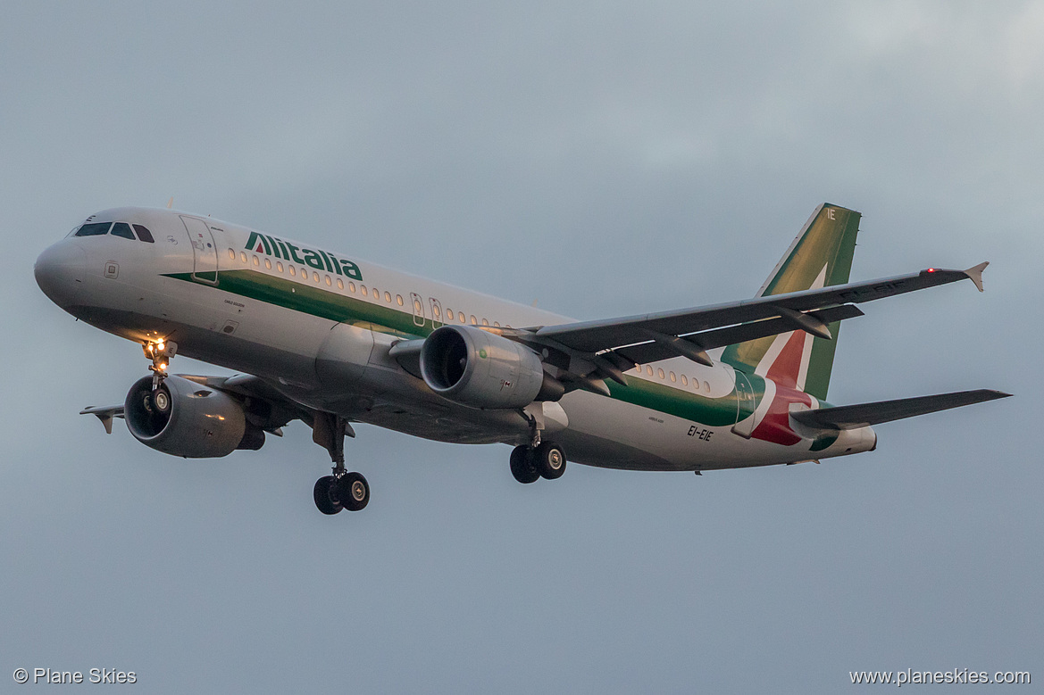 Alitalia Airbus A320-200 EI-EIE at London Heathrow Airport (EGLL/LHR)