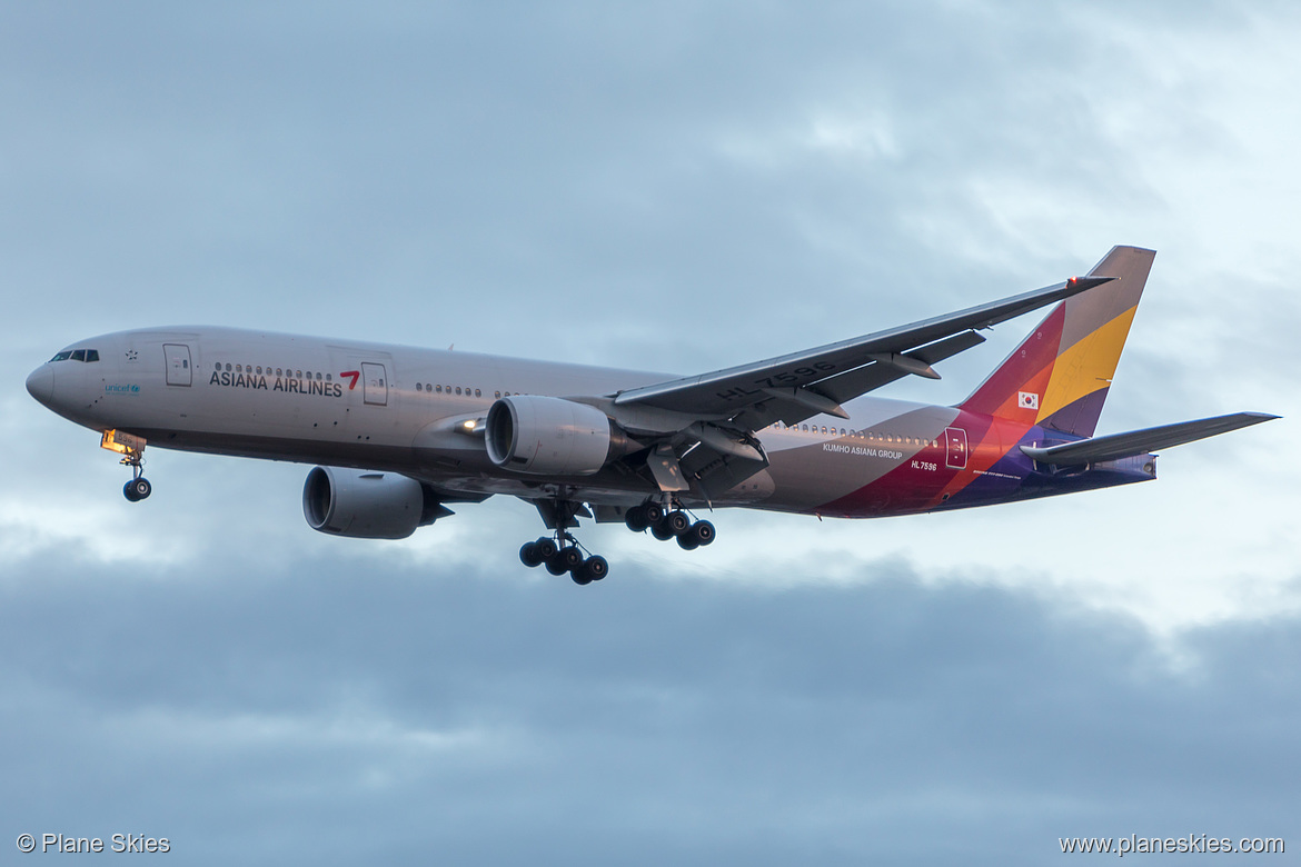Asiana Airlines Boeing 777-200ER HL7596 at London Heathrow Airport (EGLL/LHR) Asiana Airlines Boeing 777-200ER HL7596 at London Heathrow Airport (EGLL/LHR)