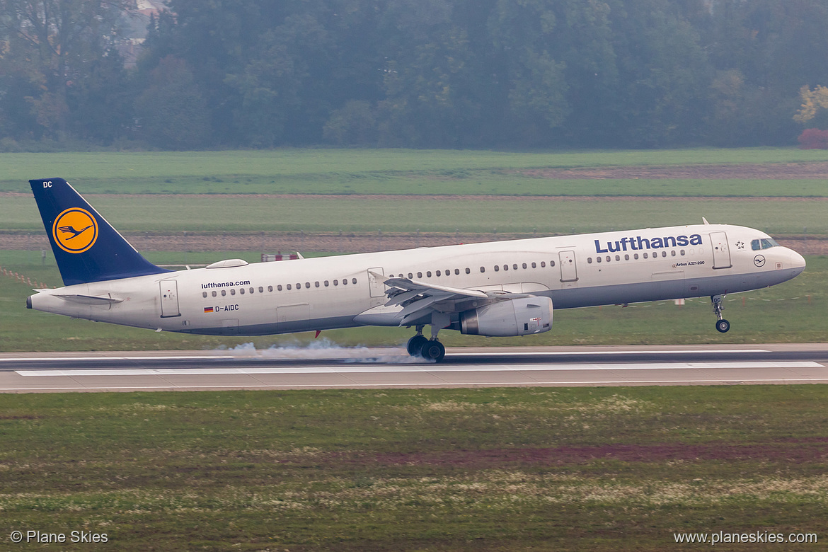 Lufthansa Airbus A321-200 D-AIDC at Munich International Airport (EDDM/MUC) Lufthansa Airbus A321-200 D-AIDC at Munich International Airport (EDDM/MUC)