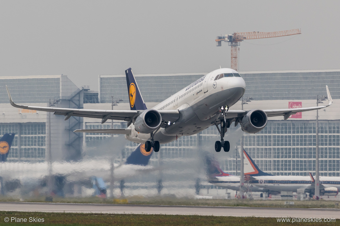 Lufthansa Airbus A320-200 D-AIUW at Munich International Airport (EDDM/MUC)
