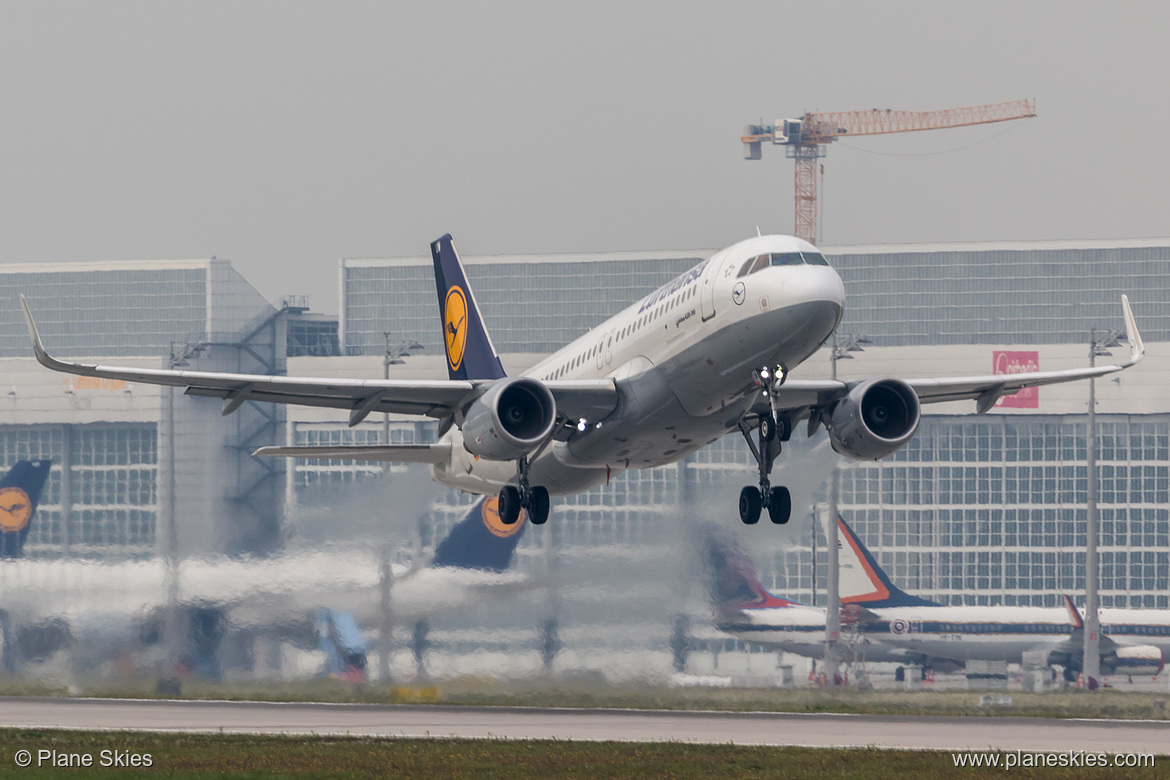 Lufthansa Airbus A320-200 D-AIUW at Munich International Airport (EDDM/MUC) Lufthansa Airbus A320-200 D-AIUW at Munich International Airport (EDDM/MUC)
