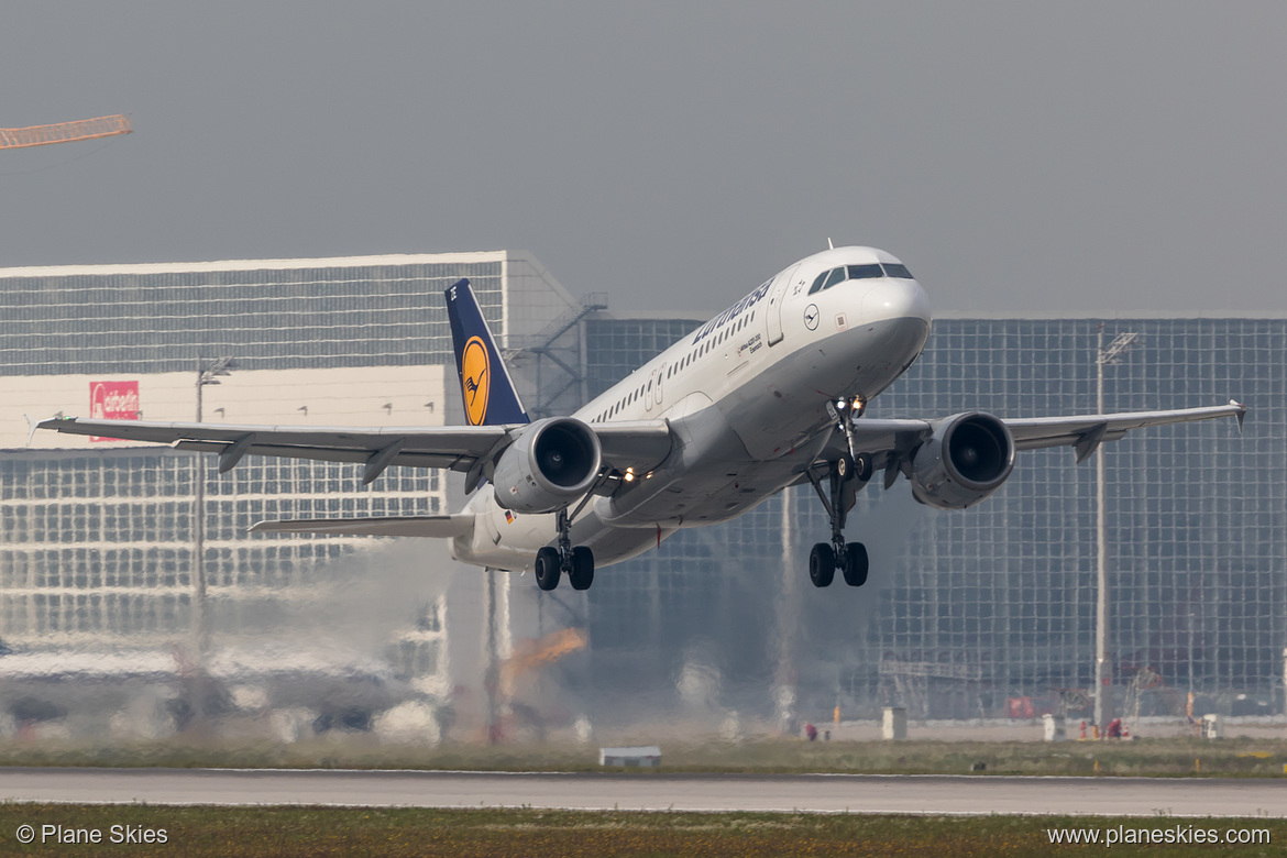 Lufthansa Airbus A320-200 D-AIZE at Munich International Airport (EDDM/MUC)