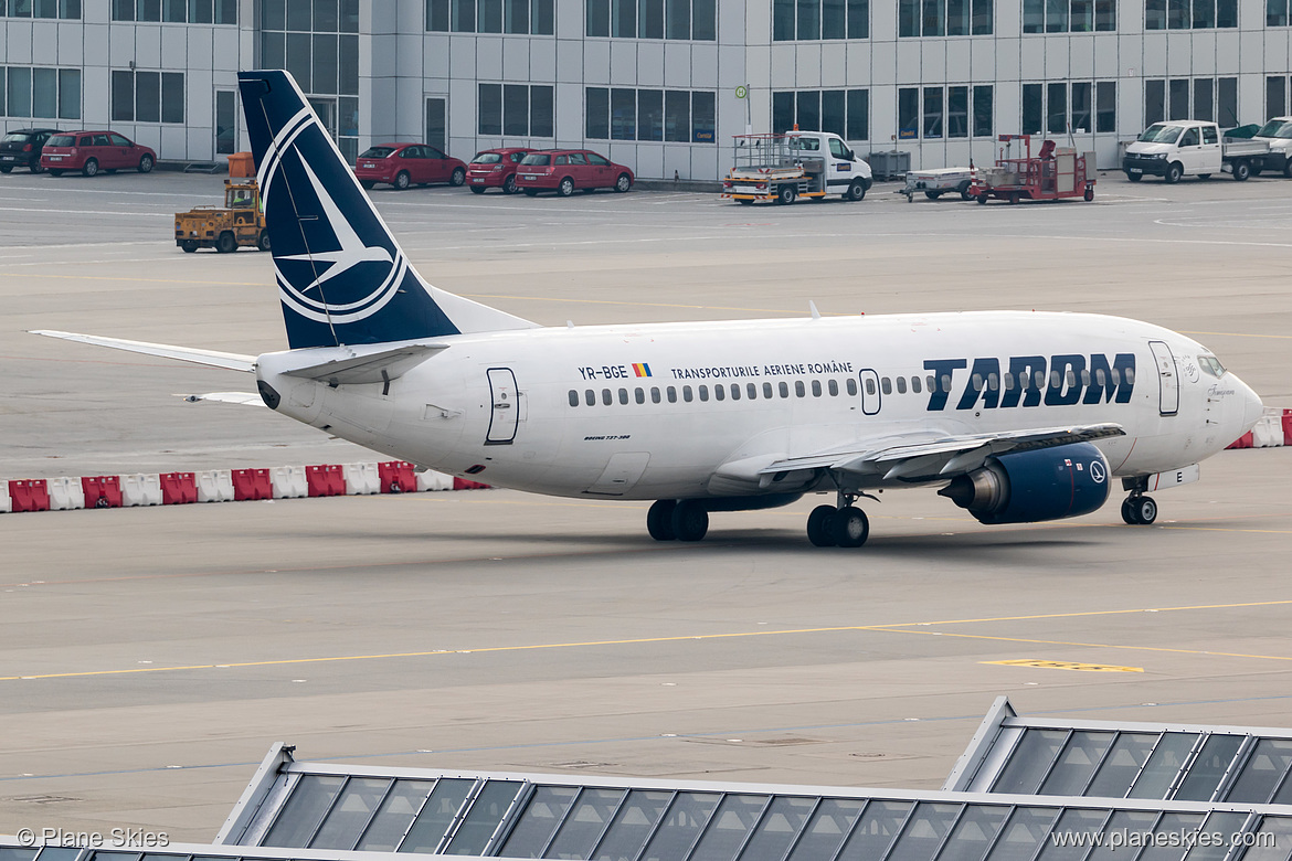 TAROM Boeing 737-300 YR-BGE at Munich International Airport (EDDM/MUC) TAROM Boeing 737-300 YR-BGE at Munich International Airport (EDDM/MUC)