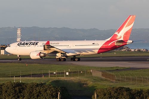Qantas Airbus A330-200 VH-EBC at Auckland International Airport (NZAA/AKL)