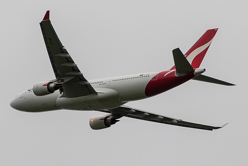 Qantas Airbus A330-200 VH-EBS at Auckland International Airport (NZAA/AKL)