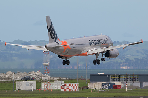 Jetstar Airways Airbus A320-200 VH-VFF at Auckland International Airport (NZAA/AKL) Jetstar Airways Airbus A320-200 VH-VFF at Auckland International Airport (NZAA/AKL)