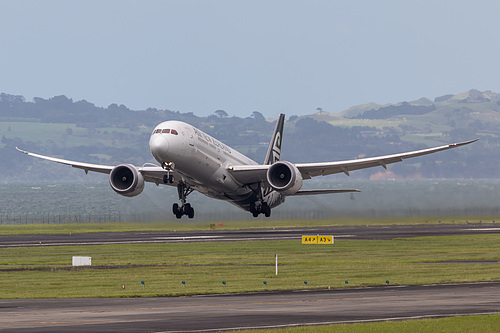 Air New Zealand Boeing 787-9 ZK-NZG at Auckland International Airport (NZAA/AKL) Air New Zealand Boeing 787-9 ZK-NZG at Auckland International Airport (NZAA/AKL)