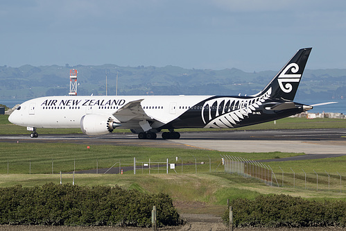Air New Zealand Boeing 787-9 ZK-NZL at Auckland International Airport (NZAA/AKL) Air New Zealand Boeing 787-9 ZK-NZL at Auckland International Airport (NZAA/AKL)