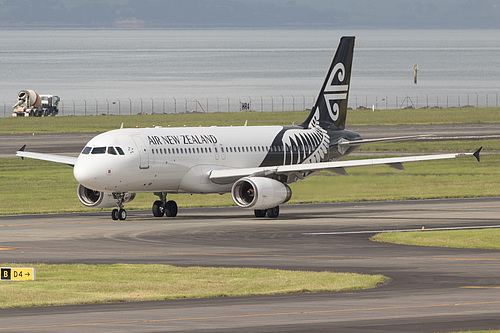 Air New Zealand Airbus A320-200 ZK-OJI at Auckland International Airport (NZAA/AKL)