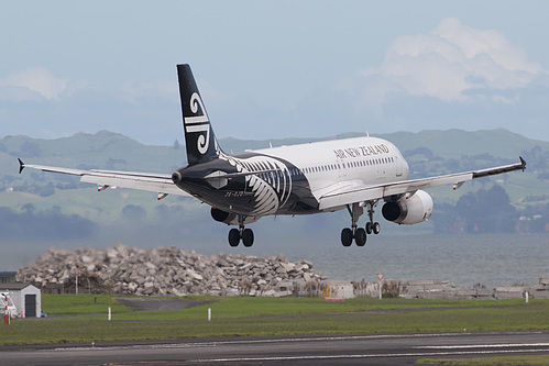 Air New Zealand Airbus A320-200 ZK-OJQ at Auckland International Airport (NZAA/AKL)