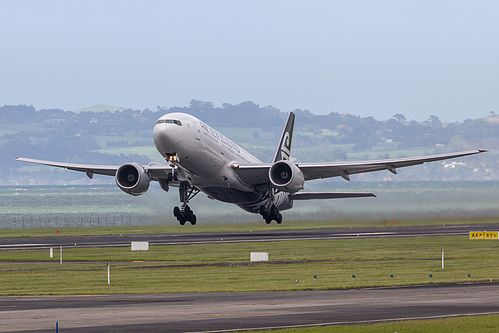 Air New Zealand Boeing 777-200ER ZK-OKA at Auckland International Airport (NZAA/AKL)