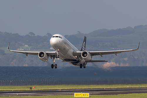 Air New Zealand Boeing 777-200ER ZK-OKH at Auckland International Airport (NZAA/AKL) Air New Zealand Boeing 777-200ER ZK-OKH at Auckland International Airport (NZAA/AKL)
