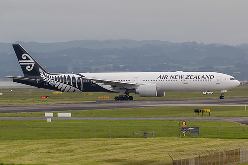 Air New Zealand Boeing 777-300ER ZK-OKP at Auckland International Airport (NZAA/AKL) Air New Zealand Boeing 777-300ER ZK-OKP at Auckland International Airport (NZAA/AKL)
