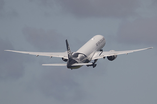 Air New Zealand Boeing 777-300ER ZK-OKP at Auckland International Airport (NZAA/AKL)