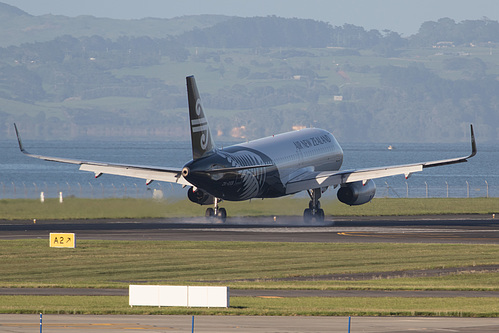 Air New Zealand Airbus A320-200 ZK-OXB at Auckland International Airport (NZAA/AKL)