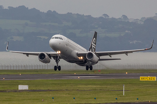 Air New Zealand Airbus A320-200 ZK-OXE at Auckland International Airport (NZAA/AKL)