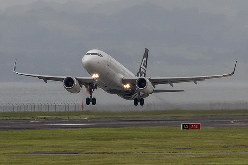 Air New Zealand Airbus A320-200 ZK-OXJ at Auckland International Airport (NZAA/AKL)