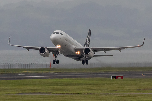 Air New Zealand Airbus A320-200 ZK-OXJ at Auckland International Airport (NZAA/AKL) Air New Zealand Airbus A320-200 ZK-OXJ at Auckland International Airport (NZAA/AKL)