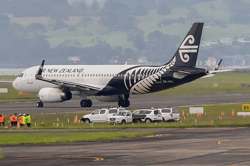 Air New Zealand Airbus A320-200 ZK-OXL at Auckland International Airport (NZAA/AKL) Air New Zealand Airbus A320-200 ZK-OXL at Auckland International Airport (NZAA/AKL)