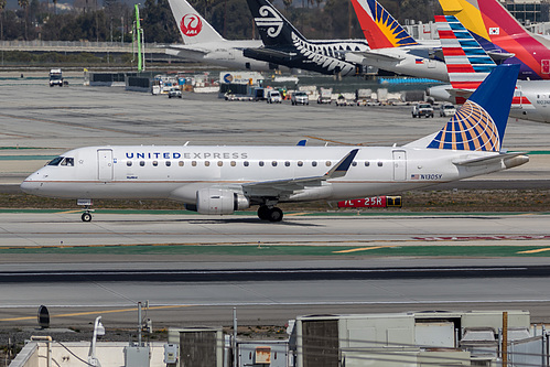 SkyWest Airlines Embraer ERJ-175 N130SY at Los Angeles International Airport (KLAX/LAX)