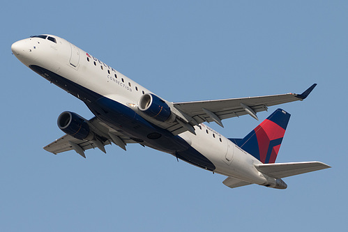 Compass Airlines Embraer ERJ-175 N604CZ at Los Angeles International Airport (KLAX/LAX)