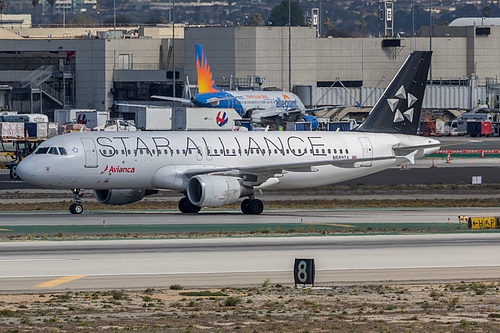 Avianca El Salvador Airbus A320-200 N689TA at Los Angeles International Airport (KLAX/LAX)