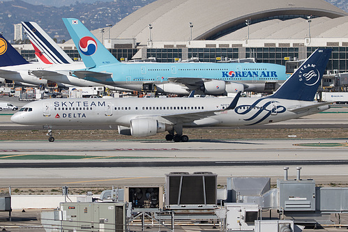 Delta Air Lines Boeing 757-200 N717TW at Los Angeles International Airport (KLAX/LAX)