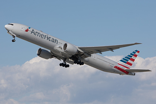 American Airlines Boeing 777-300ER N725AN at Los Angeles International Airport (KLAX/LAX) American Airlines Boeing 777-300ER N725AN at Los Angeles International Airport (KLAX/LAX)