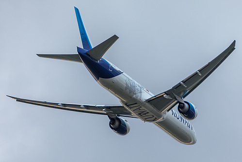 Kuwait Airways Boeing 777-300ER 9K-AOE at London Heathrow Airport (EGLL/LHR)