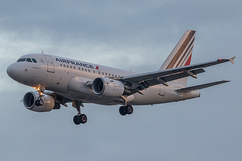 Air France Airbus A318-100 F-GUGB at London Heathrow Airport (EGLL/LHR) Air France Airbus A318-100 F-GUGB at London Heathrow Airport (EGLL/LHR)