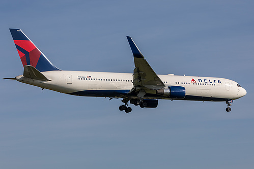 Delta Air Lines Boeing 767-300ER N183DN at London Heathrow Airport (EGLL/LHR)