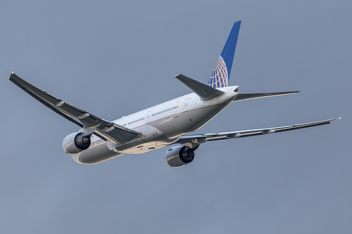 United Airlines Boeing 777-200ER N221UA at London Heathrow Airport (EGLL/LHR)
