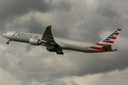 American Airlines Boeing 777-300ER N725AN at London Heathrow Airport (EGLL/LHR)