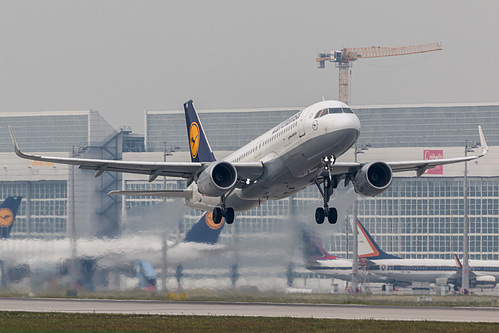Lufthansa Airbus A320-200 D-AIUW at Munich International Airport (EDDM/MUC)
