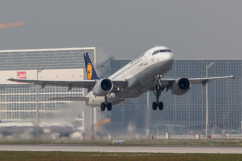 Lufthansa Airbus A320-200 D-AIZE at Munich International Airport (EDDM/MUC)